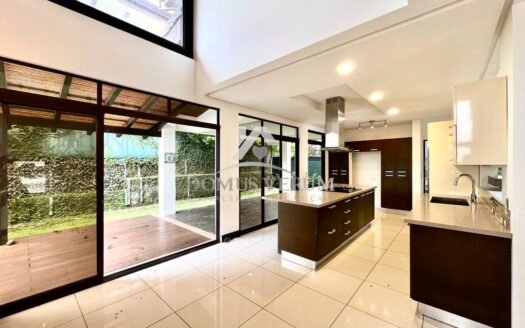 Condominio Francosta Venta de Casa Estilo Contemporaneo