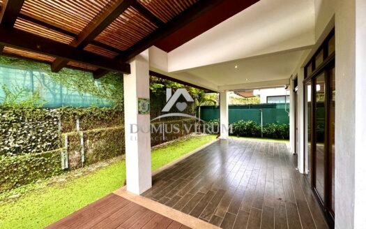 Condominio Francosta Venta de Casa Estilo Contemporaneo