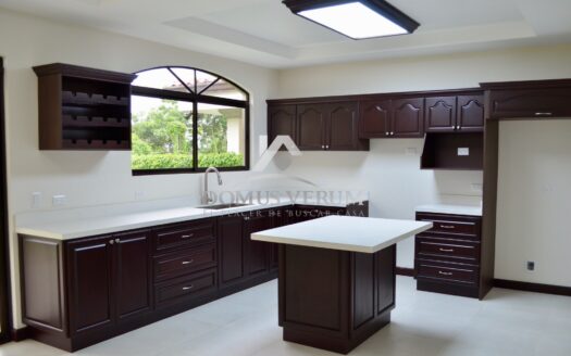 Confortable casa en venta San Isidro Heredia