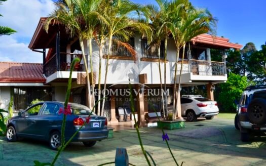 Venta de hermosa casa de montaña en San Rafael de Heredia