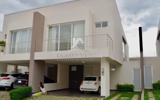 Casa en alquiler en condominio La Arboleda Belen