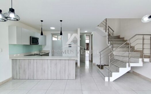 Casa en alquiler en condominio La Arboleda Belen