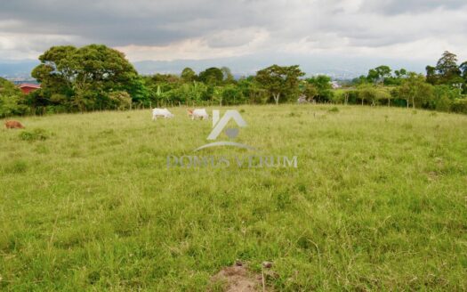 Venta de Terreno plano con Maravillosas vistas en San Isidro Heredia! Uso mixto y servicios disponibles