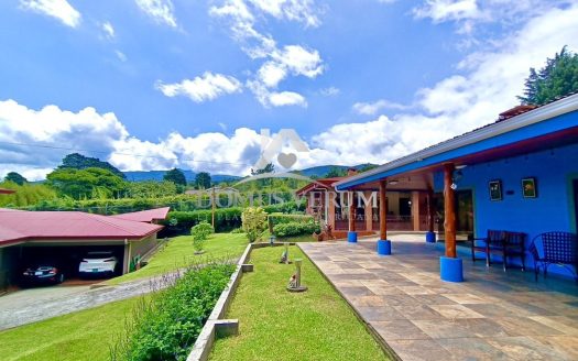 Venta de propiedad con 3 casas en San Rafael de Heredia