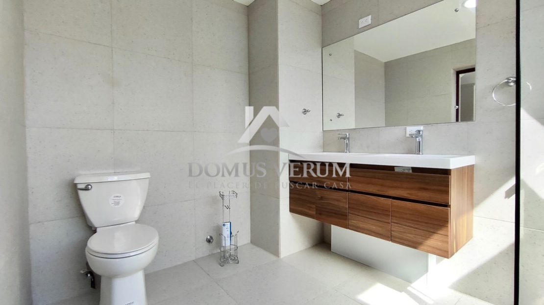 Se vende Penthouse en Rohrmoser con cuarto de servicio