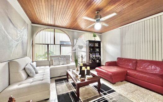Venta de Casa en Alajuela con Uso Mixto