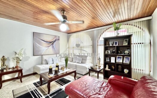 Venta de Casa en Alajuela con Uso Mixto