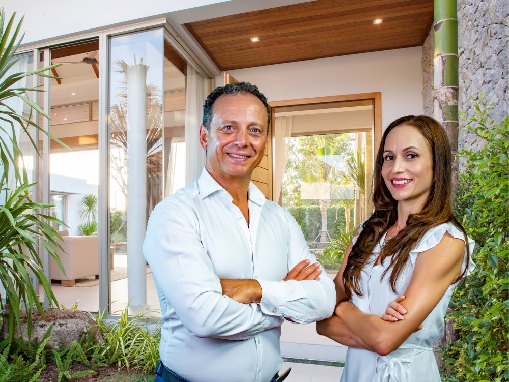 Laura y Saimir - Agentes Inmobiliarios de Agencia Domus Verum en Heredia, Costa Rica