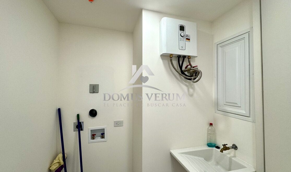 Venta apartamento moderno con balcón amplio Rohrmoser