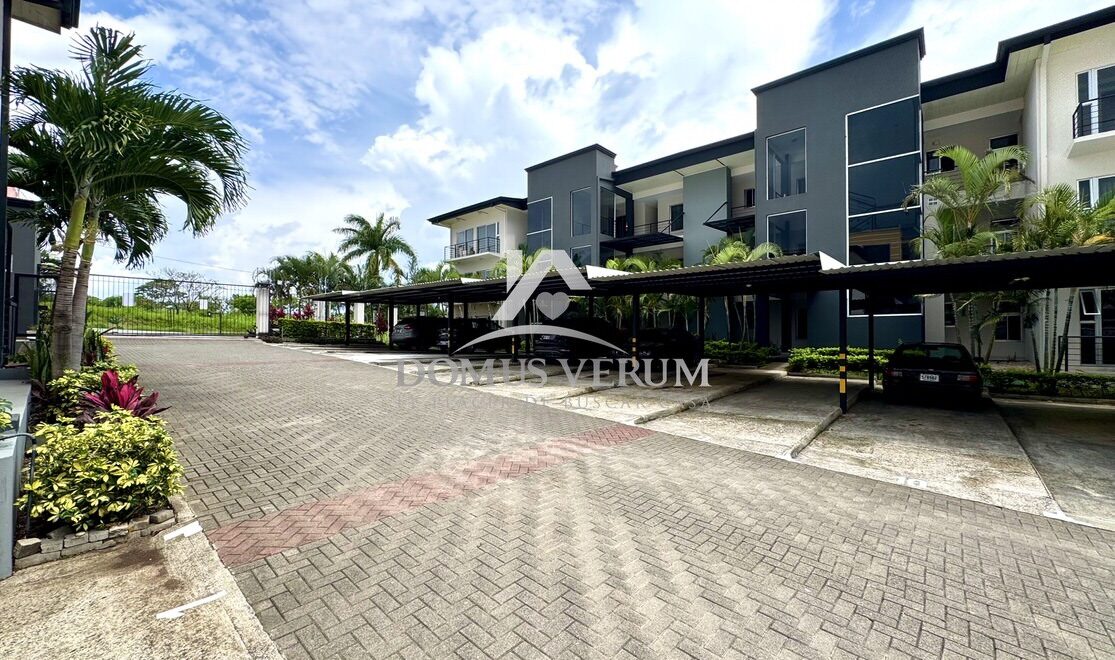 Apartamento en primer piso con patio privado en condominio Loft Cariari, Ulloa, Heredia