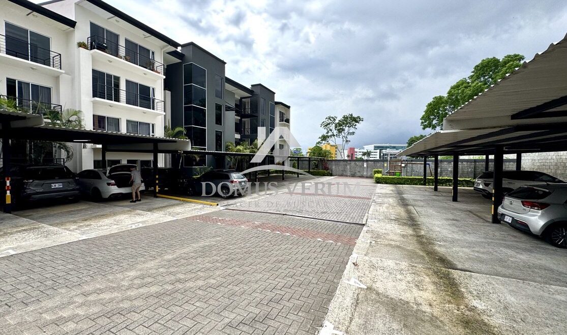 Apartamento en primer piso con patio privado en condominio Loft Cariari, Ulloa, Heredia