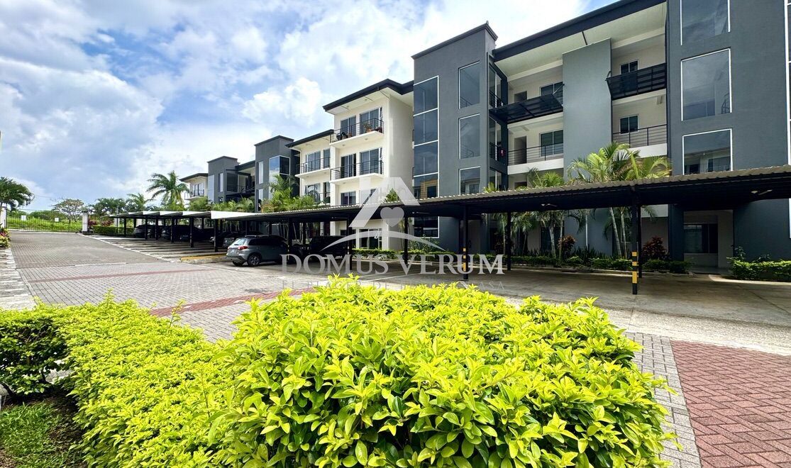 Apartamento en primer piso con patio privado en condominio Loft Cariari, Ulloa, Heredia
