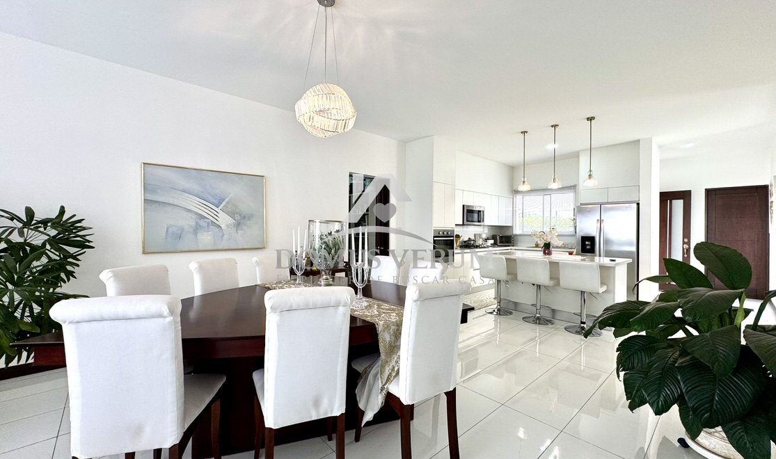Casa en venta con Parqueo para 4 vehículos en Guachipelin