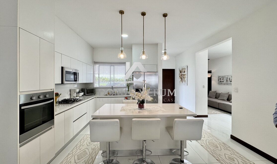 Casa en venta con Parqueo para 4 vehículos en Guachipelin