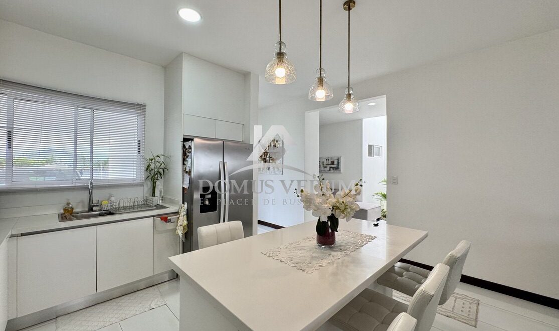 Casa en venta con Parqueo para 4 vehículos en Escazu