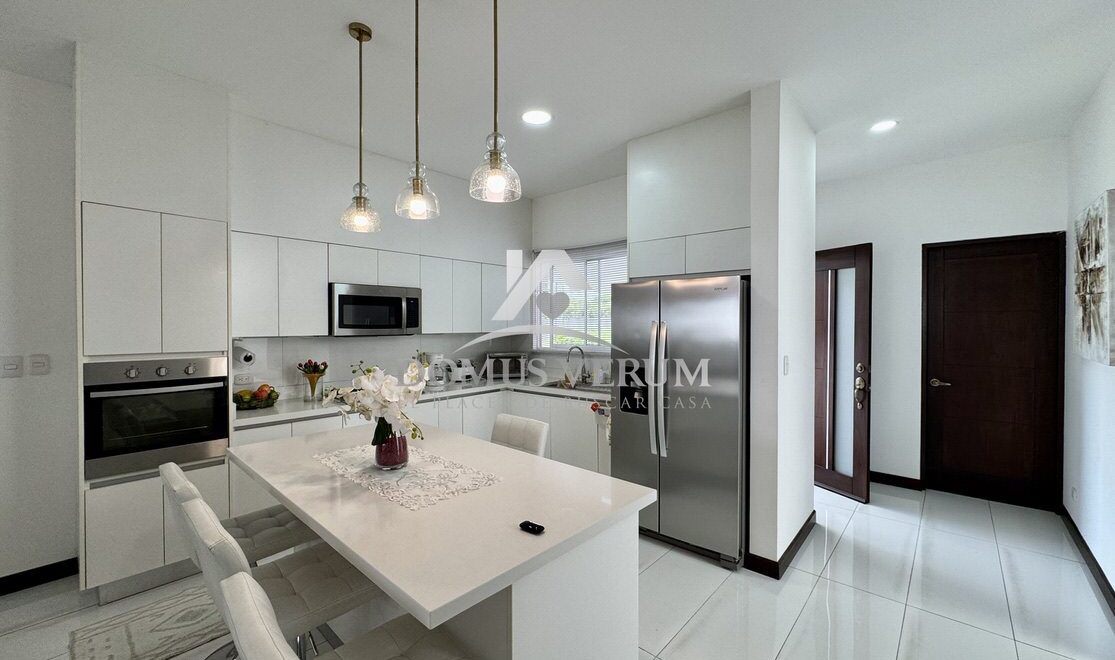 Casa en venta con Parqueo para 4 vehículos en Escazu