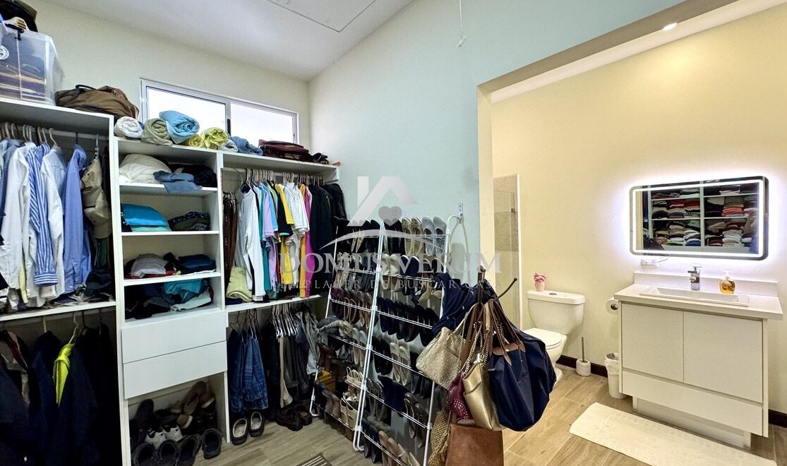 Piscina privada en condominio seguro de Escazú