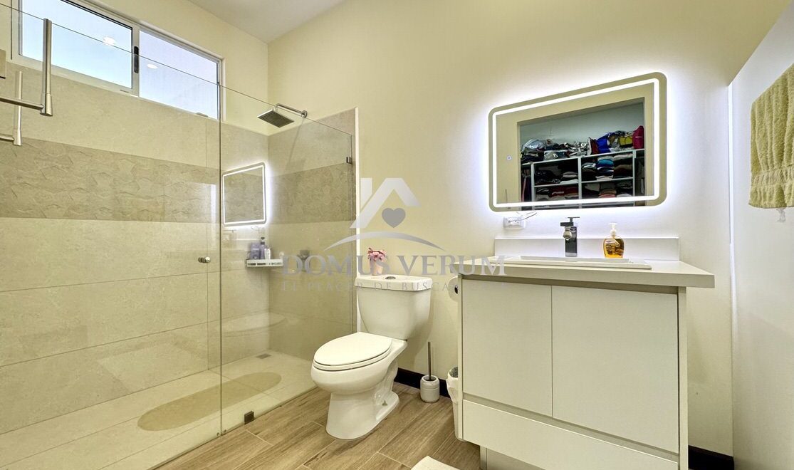 Piscina privada en condominio seguro de Escazú