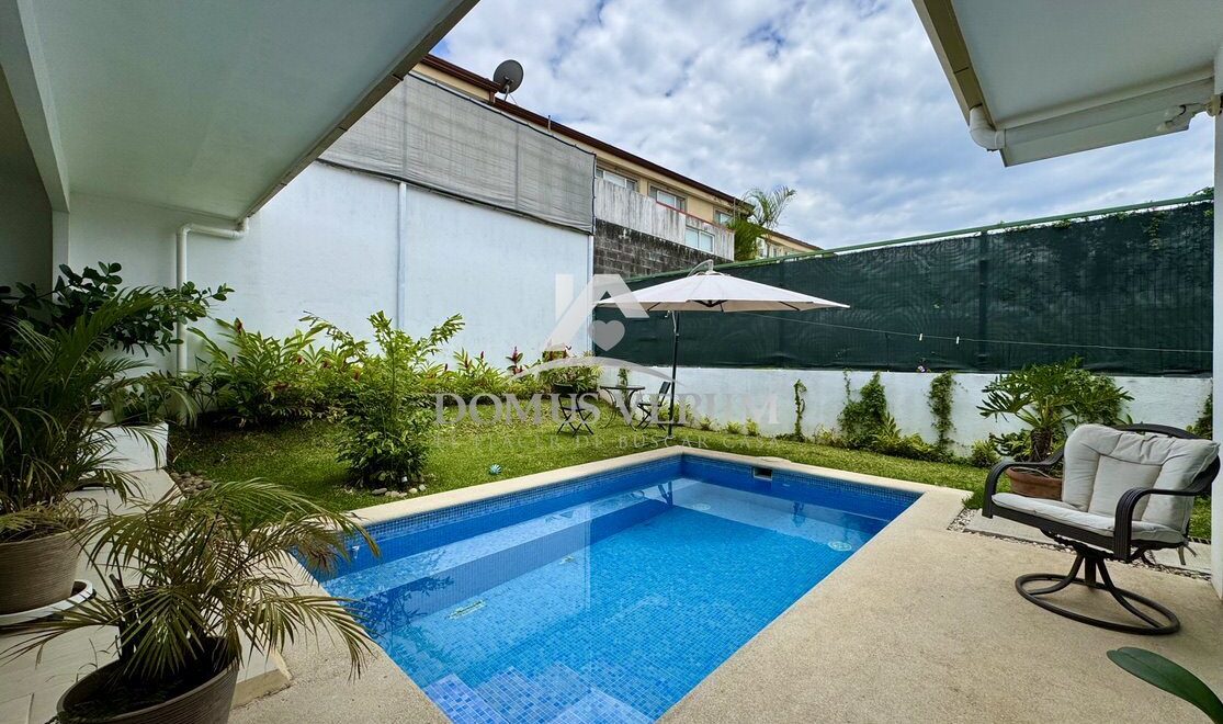 Sala amplia estilo abierto en Escazú, Costa Rica