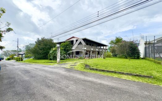 Propiedad en Barva residencial y comercial con amplia casa y area verde