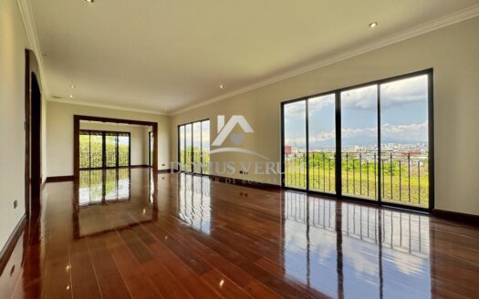 Casa en Venta Escazú Condominio Cerro Alto Guachipelín  4 Habitaciones