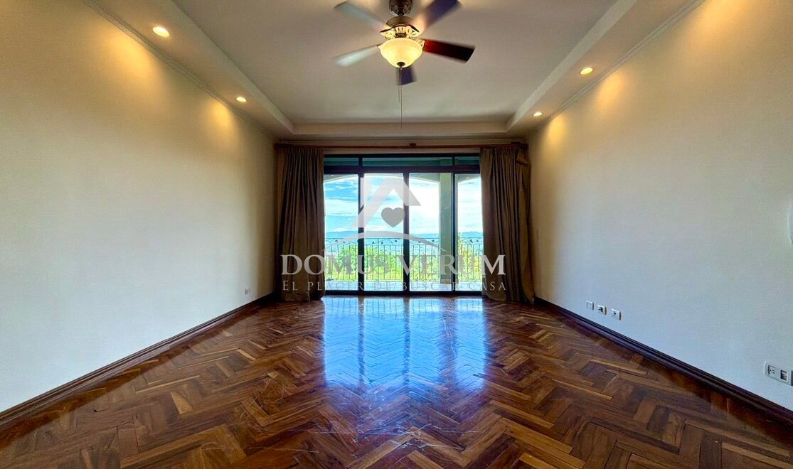 Casa contemporánea con vista panorámica en alquiler Cerro Colon