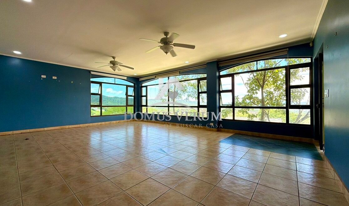 Alquiler de casa en condominio Cerro Colón