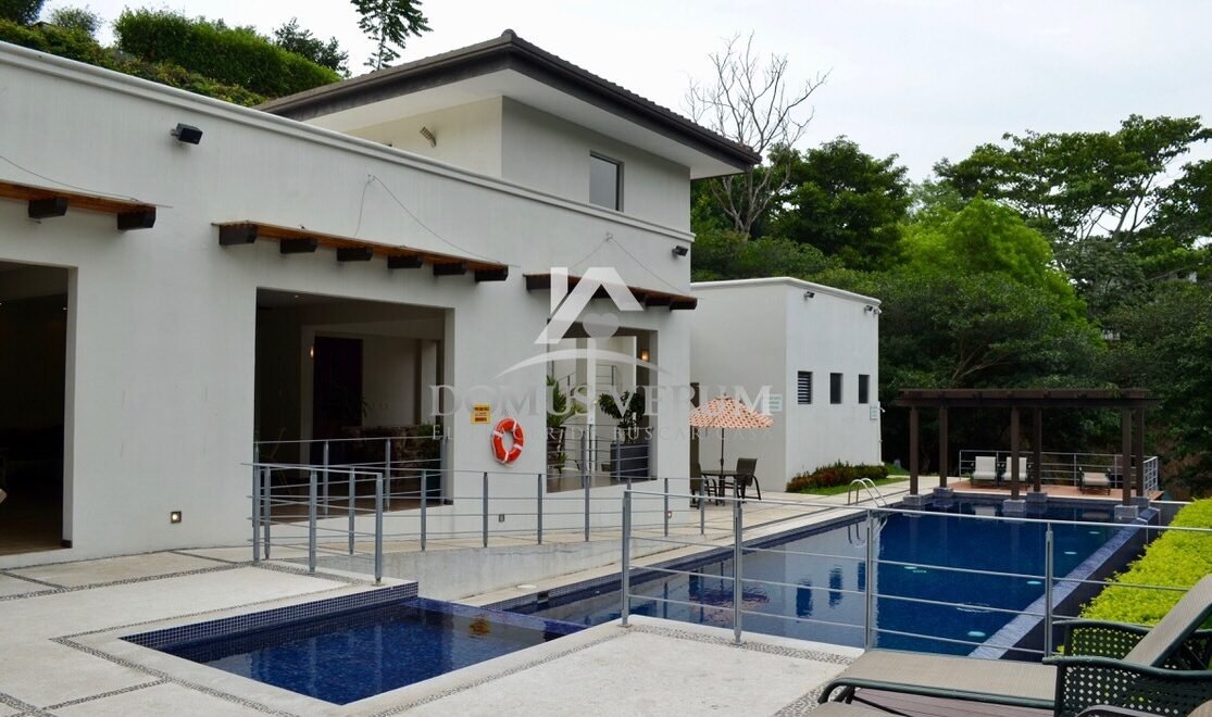 Alquiler de casa en condominio Cerro Colón