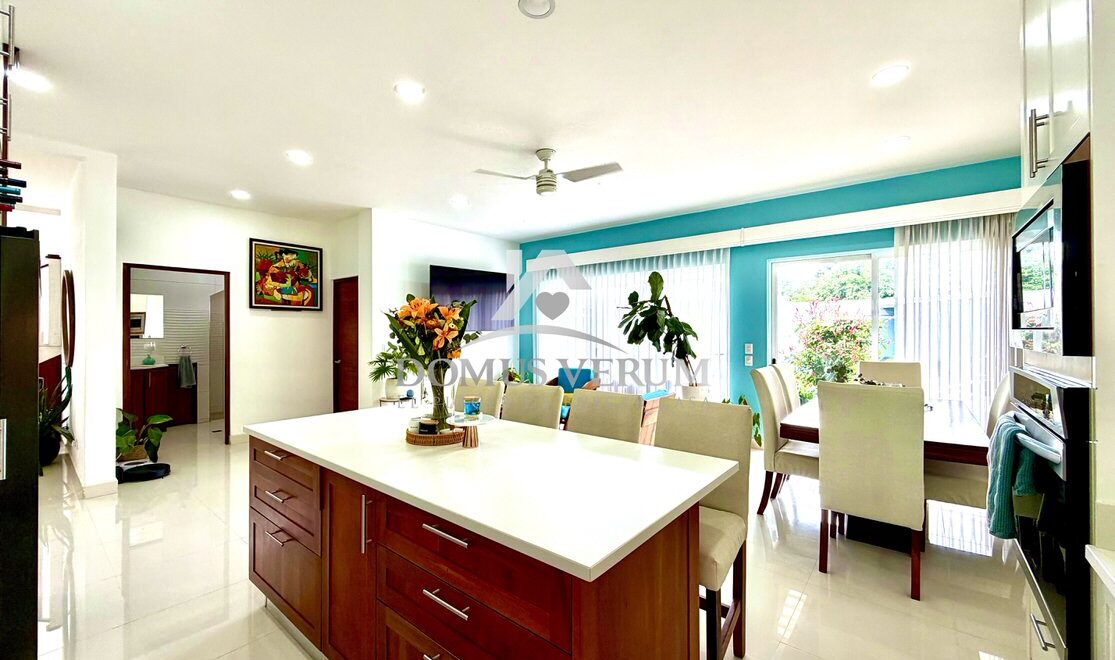 Sala Comedor Hacienda Las Flores San Joaquín de Flores Casa con area verde en venta