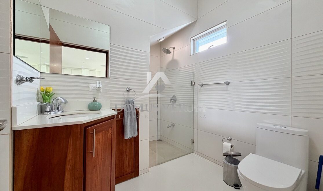 Baño completo primer piso Casa en venta dentro de Condominio Hacienda Las Flores, San Joaquín de Flores