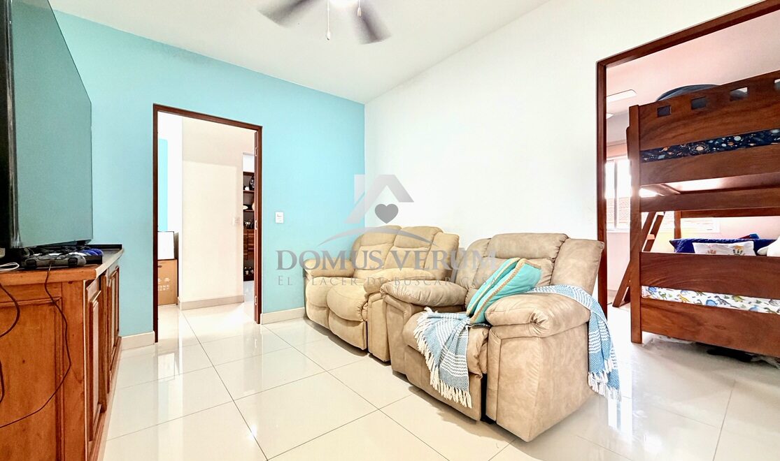 Sala de television Casas modernas con patio Heredia