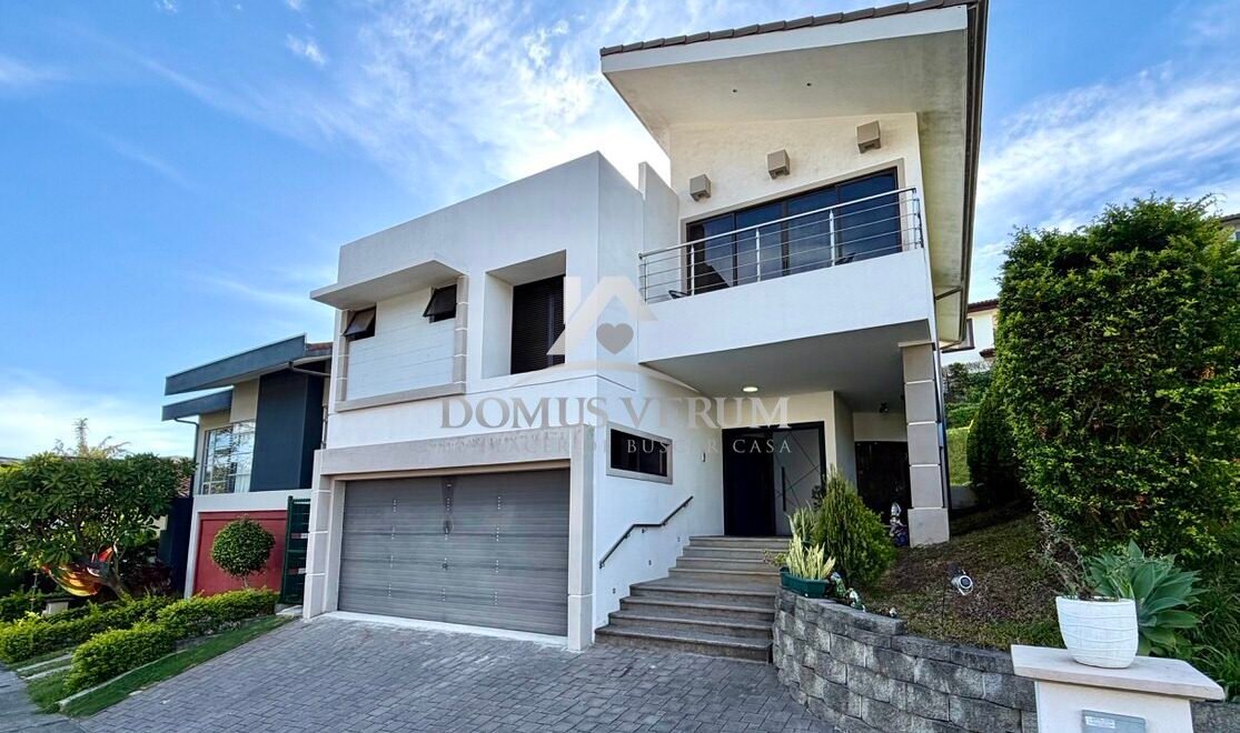 Fachada de casa contemporánea en venta, Condominio Francosta, Heredia