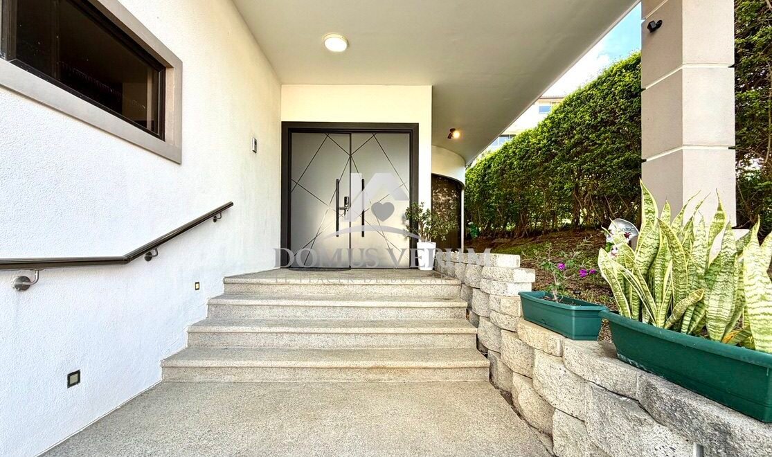 Entrada de casa contemporánea en venta, Condominio Francosta, Heredia