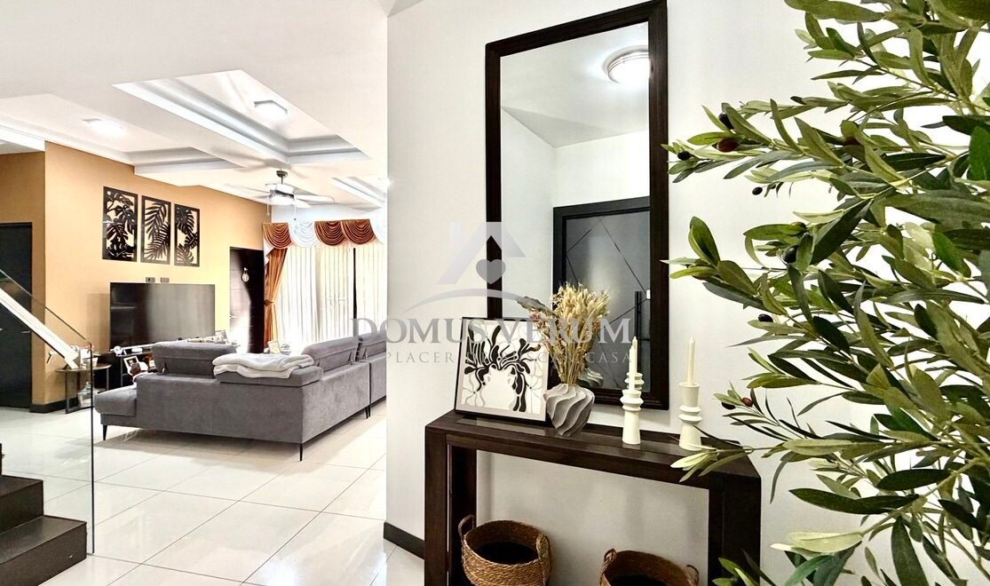 Entrada de casa contemporánea en venta, Condominio Francosta, Heredia