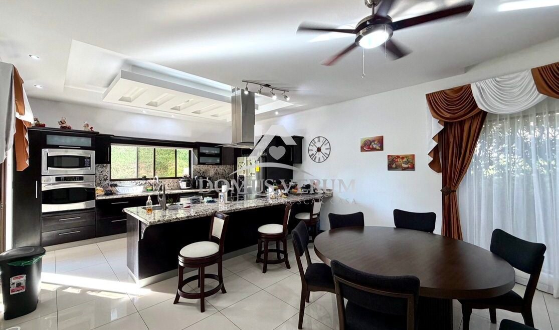 Comedor de casa contemporánea en venta, Condominio Francosta, Heredia