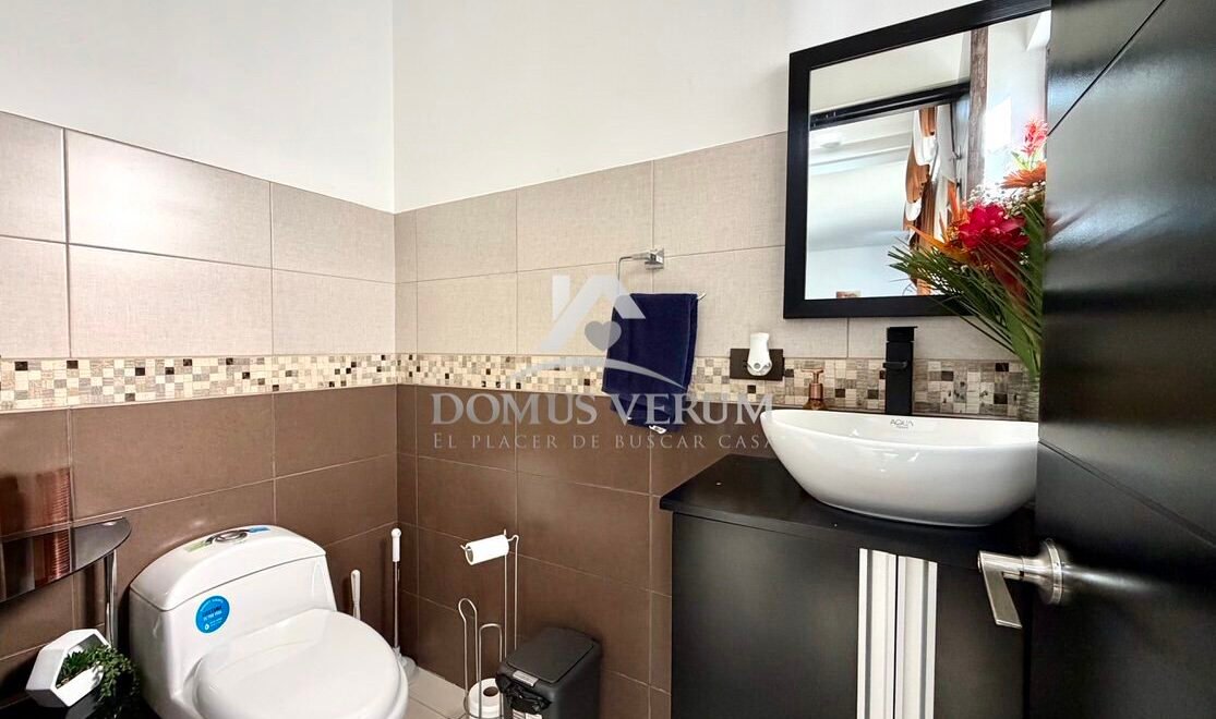 Baño de visitas casa contemporánea en venta, Condominio Francosta, Heredia