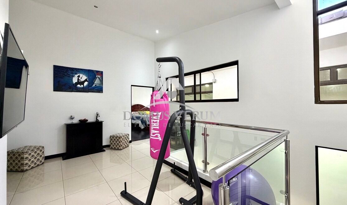 Segundo piso Sala de television casa contemporánea en venta, Condominio Francosta, Heredia