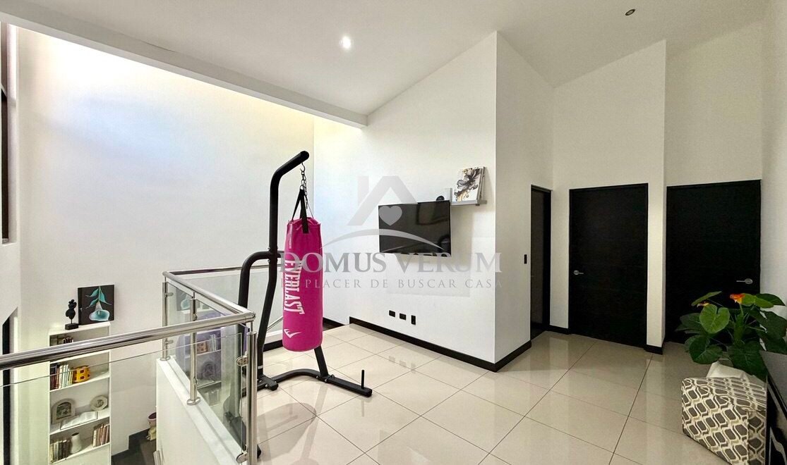 Segundo piso Sala de television casa contemporánea en venta, Condominio Francosta, Heredia