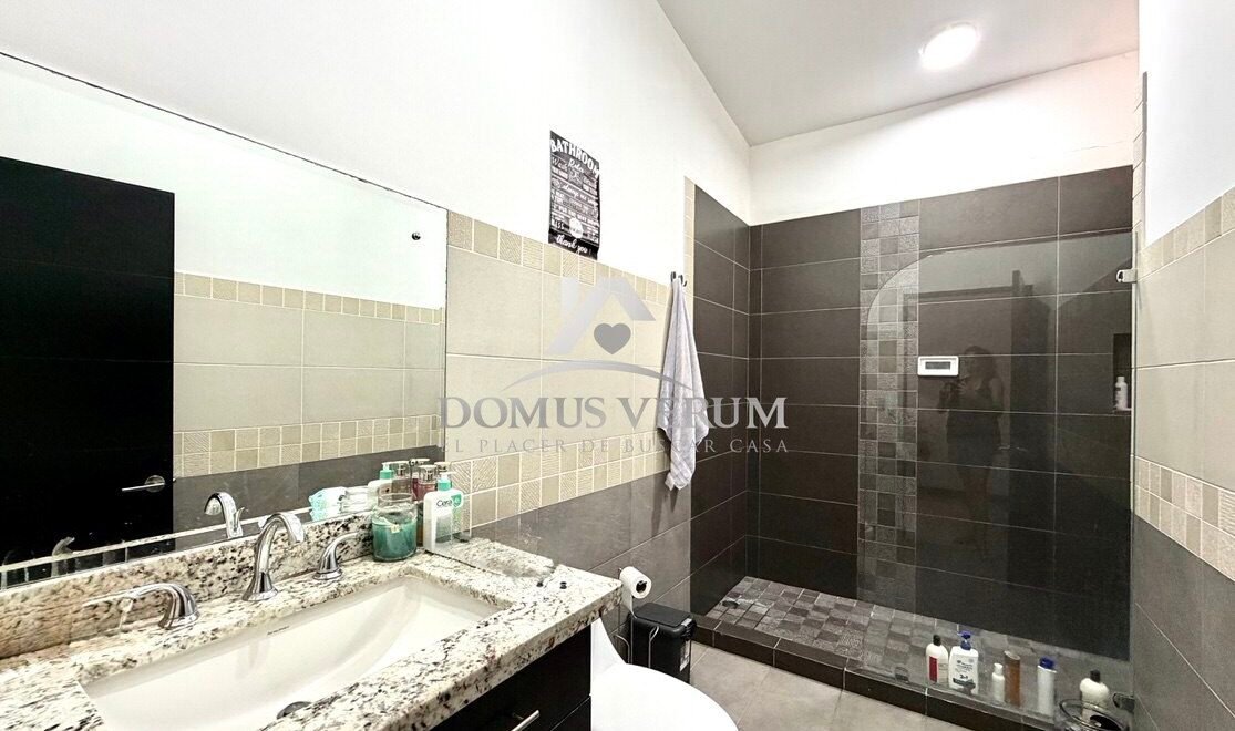 Baño compartido casa contemporánea en venta, Condominio Francosta, Heredia