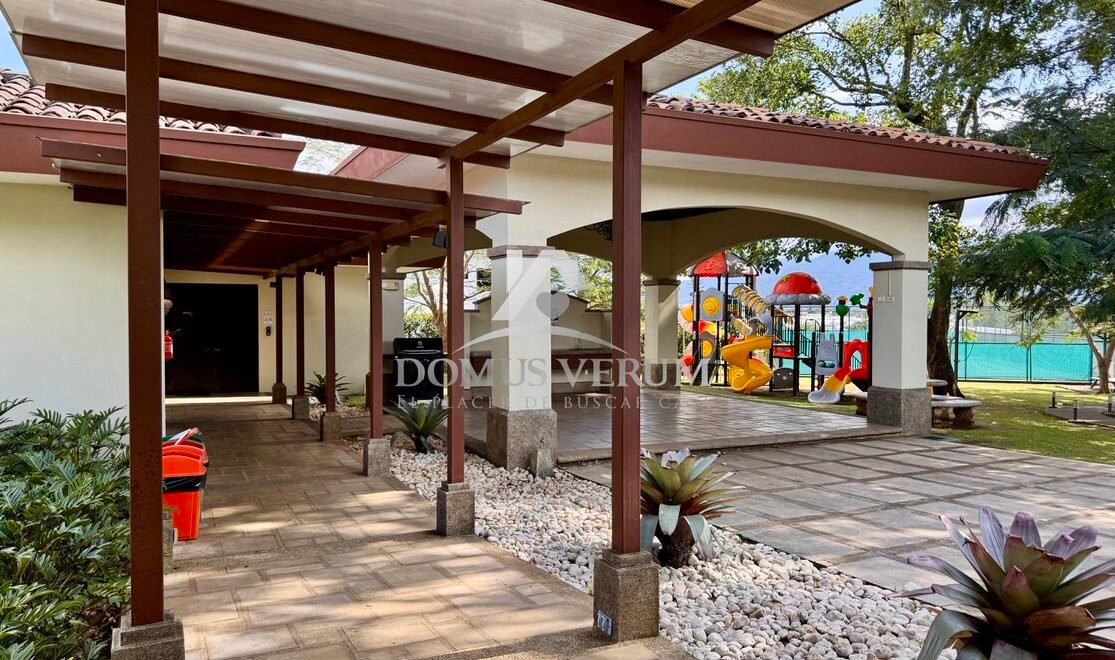 Rancho condominio francosta casa contemporánea en venta