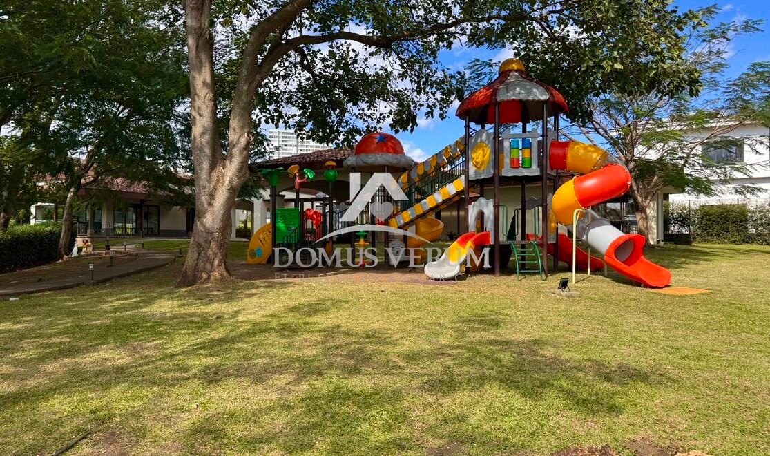 Area de niños condominio francosta casa contemporánea en venta