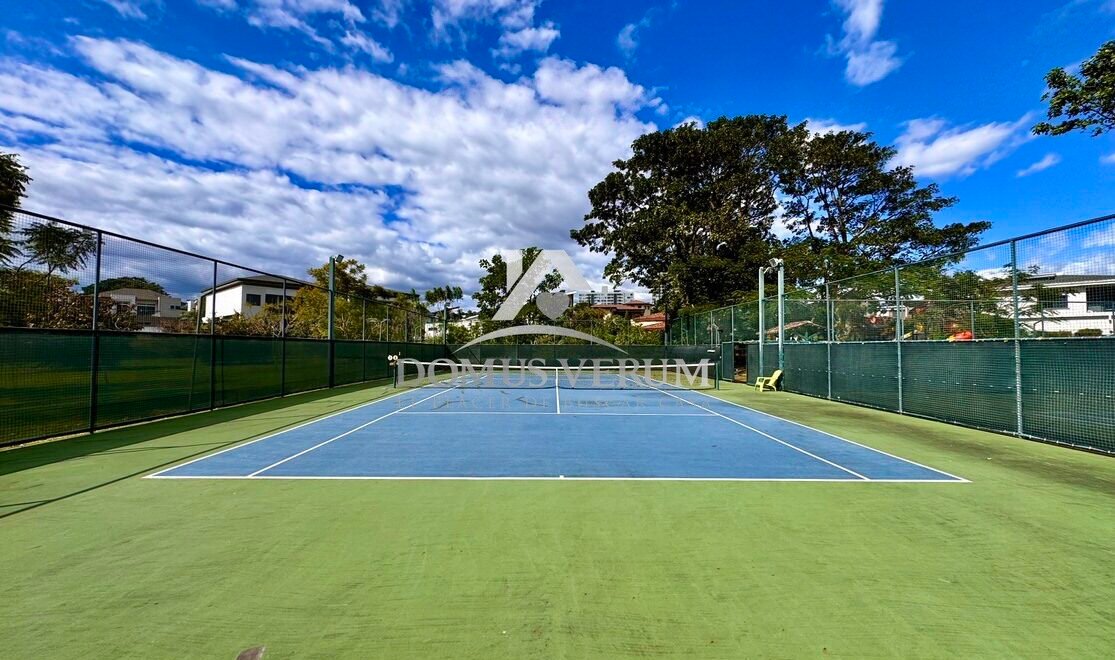 Cancha de tenis condominio francosta casa contemporánea en venta