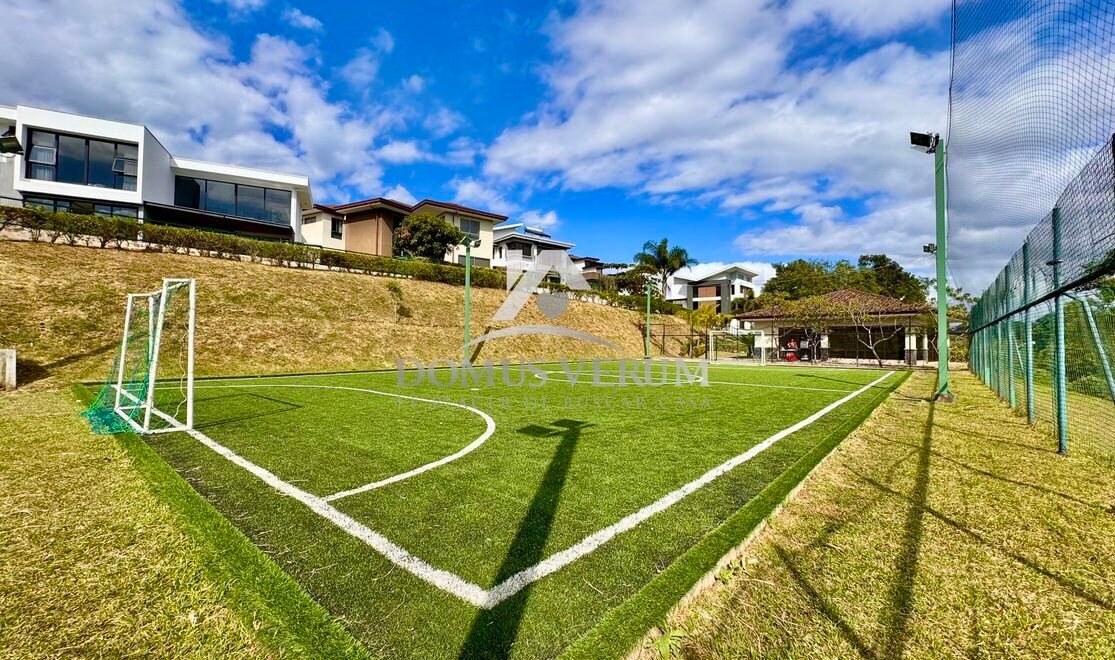 Cancha de futbool condominio francosta casa contemporánea en venta