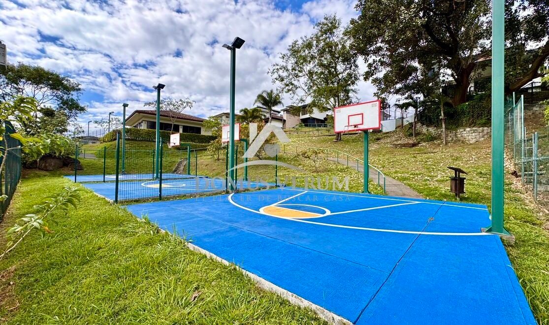 Cancha de basket condominio francosta casa contemporánea en venta