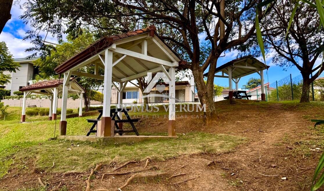 Gazebos Lago artificial condominio francosta casa contemporánea en venta