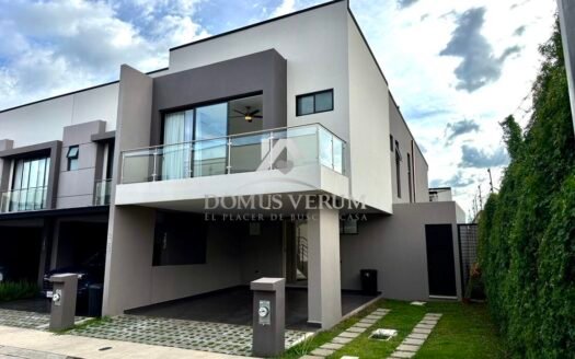 Casa en Alquiler en Santa Ana Condominio Lindora Village